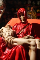 Octubre del 2013. La Santa Muerte Coleta. Los creyentes en el culto de la Santa Muerte se reúnen por un año más en un salón de fiestas del sur de la ciudad coleta para conmemorar la petición de dar a conocer públicamente el credo que desde hace varios año