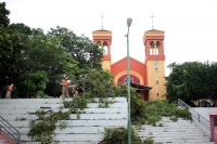 Sábado 22 de agosto del 2020. Tuxtla Gutiérrez. Trabajadores de Protección Civil trabajan en el árbol que colapsó en el atrio de la iglesia de San Roque.