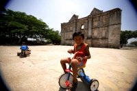 Varios niños chiapacorceños se divierten con sus triciclos en el atrio de la iglesia de San Sebastian la cual se encuentra ya casi terminada su remodelación, mientras que lo pobladores esperan con alegría que se habilite como centro cultural de Chiapa de 
