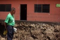 Martes 6 de septiembre del 2016. Tuxtla Gutiérrez. Los vecinos del Barrio San Francisco observan como poco a poco son demolidos los muros y el concreto de las calles afectadas durante las lluvias de la semana pasada, las cuales provocaran socavones en la 