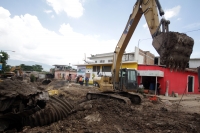 Martes 6 de septiembre del 2016. Tuxtla Gutiérrez. Los vecinos del Barrio San Francisco observan como poco a poco son demolidos los muros y el concreto de las calles afectadas durante las lluvias de la semana pasada, las cuales provocaran socavones en la 
