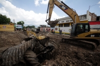Martes 6 de septiembre del 2016. Tuxtla Gutiérrez. Los vecinos del Barrio San Francisco observan como poco a poco son demolidos los muros y el concreto de las calles afectadas durante las lluvias de la semana pasada, las cuales provocaran socavones en la 