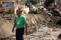 Martes 6 de septiembre del 2016. Tuxtla Gutiérrez. Los vecinos del Barrio San Francisco observan como poco a poco son demolidos los muros y el concreto de las calles afectadas durante las lluvias de la semana pasada, las cuales provocaran socavones en la 