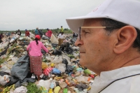 Jueves 9 de julio del 2015. Tapachula de Córdova y Ordoñez.  El sacerdote Alejandro Solalinde vista este medio día el basurero municipal donde migrantes centroamericanos trabajan en la recolección de basura.