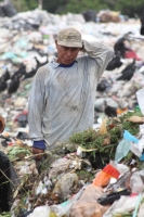 Jueves 9 de julio del 2015. Tapachula de Córdova y Ordoñez. El sacerdote Alejandro Solalinde vista este medio día el basurero municipal donde migrantes centroamericanos trabajan en la recolección de basura.