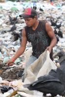 Jueves 9 de julio del 2015. Tapachula de Córdova y Ordoñez.El basurero municipal donde migrantes centroamericanos trabajan en la recolección de basura.