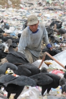 Jueves 9 de julio del 2015. Tapachula de Córdova y Ordoñez.El basurero municipal donde migrantes centroamericanos trabajan en la recolección de basura.