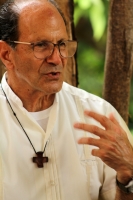 Jueves 9 de julio del 2015. Tapachula de Córdova y Ordoñez.  El sacerdote Alejandro Solalinde vista este medio día el basurero municipal donde migrantes centroamericanos trabajan en la recolección de basura.