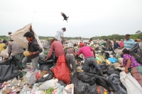 Jueves 9 de julio del 2015. Tapachula de Córdova y Ordoñez.El basurero municipal donde migrantes centroamericanos trabajan en la recolección de basura.