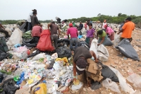 Jueves 9 de julio del 2015. Tapachula de Córdova y Ordoñez.El basurero municipal donde migrantes centroamericanos trabajan en la recolección de basura.