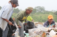 Jueves 9 de julio del 2015. Tapachula de Córdova y Ordoñez.El basurero municipal donde migrantes centroamericanos trabajan en la recolección de basura.