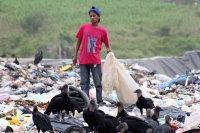 Jueves 9 de julio del 2015. Tapachula de Córdova y Ordoñez.El basurero municipal donde migrantes centroamericanos trabajan en la recolección de basura.
