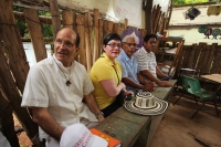 Jueves 9 de julio del 2015. Tapachula de Córdova y Ordoñez.  El sacerdote Alejandro Solalinde vista este medio día el basurero municipal donde migrantes centroamericanos trabajan en la recolección de basura.