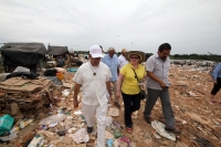 Jueves 9 de julio del 2015. Tapachula de Córdova y Ordoñez.  El sacerdote Alejandro Solalinde vista este medio día el basurero municipal donde migrantes centroamericanos trabajan en la recolección de basura.