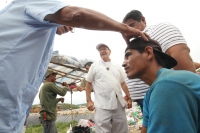 Jueves 9 de julio del 2015. Tapachula de Córdova y Ordoñez.  El sacerdote Alejandro Solalinde vista este medio día el basurero municipal donde migrantes centroamericanos trabajan en la recolección de basura.