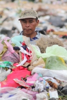 Jueves 9 de julio del 2015. Tapachula de Córdova y Ordoñez.  El sacerdote Alejandro Solalinde vista este medio día el basurero municipal donde migrantes centroamericanos trabajan en la recolección de basura.