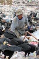 Jueves 9 de julio del 2015. Tapachula de Córdova y Ordoñez. El sacerdote Alejandro Solalinde vista este medio dÃa el basurero municipal donde migrantes centroamericanos trabajan en la recolección de basura. Jueves 9 de julio del 2015. Tapachula de Córdova y Ordoñez. El sacerdote Alejandro Solalinde vista este medio dÃa el basurero municipal donde migrantes centroamericanos trabajan en la recolección de basura.