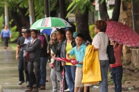 Jueves 9 de agosto del 2012. Tuxtla Gutiérrez, Chiapas. Los usuarios del autotransporte público sufren de la constante lluvia en la ciudad.