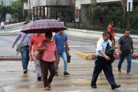 Lunes 3 de junio del 2019. Tuxtla Gutiérrez. Los constantes cambios en el clima de la ciudad obligan a los tuxtlecos a sacar las sombrillas para protegerse de las ocasionales lloviznas de cada día.