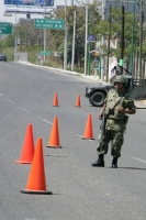 Elementos del ejército mexicano resguardan las entradas a la ciudad, como medida de prevención por los hechos violentos de las anteriores semanas.