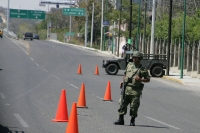 Elementos del ejército mexicano resguardan las entradas a la ciudad, como medida de prevención por los hechos violentos de las anteriores semanas.