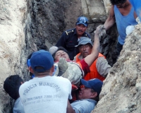 Fredy Martìn. La Trinitaria, Chiapas; 7 de febrero.- Dos trabajadores de la construcción  estuvieron a punto de perder la vida, luego de que quedar atrapados bajo varias toneladas de barro y piedra, que cayeron sobre ellos, mientras realizaban excavacione
