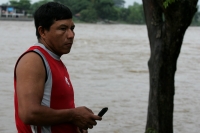 A pesar de los altos niveles del agua en el río Suchiate, el comercio informal y el transito de personas en lanchas improvisadas se da entre Chiapas y Tecum-Uman, Guatemala.