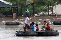 Julio del 2014. Suchiate. La corriente del rio no solo arrastra la memoria sino las esperanzas de los cientos de personas que día a día transitas entre ciudad Hidalgo y Tecún Umán.