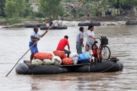 Julio del 2014. Suchiate. La corriente del rio no solo arrastra la memoria sino las esperanzas de los cientos de personas que día a día transitas entre ciudad Hidalgo y Tecún Umán.