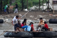 Julio del 2014. Suchiate. La corriente del rio no solo arrastra la memoria sino las esperanzas de los cientos de personas que día a día transitas entre ciudad Hidalgo y Tecún Umán.