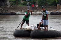 Julio del 2014. Suchiate. La corriente del rio no solo arrastra la memoria sino las esperanzas de los cientos de personas que día a día transitas entre ciudad Hidalgo y Tecún Umán.
