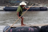Julio del 2014. Suchiate. La corriente del rio no solo arrastra la memoria sino las esperanzas de los cientos de personas que día a día transitas entre ciudad Hidalgo y Tecún Umán.