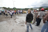 Domingo 8 de diciembre del 2013. Chiapa de Corzo. Manifestantes y trabajadores de la Calera se encuentran durante la manifestación para exigir la salida de Cales y Morteros de Chiapas del Cañón del Sumidero.
