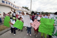 Domingo 8 de diciembre del 2013. Chiapa de Corzo. Manifestantes y trabajadores de la Calera se encuentran durante la manifestación para exigir la salida de Cales y Morteros de Chiapas del Cañón del Sumidero.