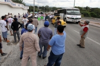 Domingo 8 de diciembre del 2013. Chiapa de Corzo. Manifestantes y trabajadores de la Calera se encuentran durante la manifestación para exigir la salida de Cales y Morteros de Chiapas del Cañón del Sumidero.