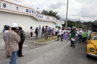 Domingo 8 de diciembre del 2013. Chiapa de Corzo. Manifestantes y trabajadores de la Calera se encuentran durante la manifestación para exigir la salida de Cales y Morteros de Chiapas del Cañón del Sumidero.