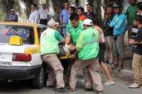 Lunes 20 de febrero del 2017. Tuxtla Gutiérrez. Elementos de protección civil municipal realizan los primeros auxilios a un taxista lesionado esta mañana en un accidente provocado por el mal estado de las calles en las cercanías del Hospital Gilberto Góme