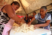 Martes 21 de febrero del 2017. Tuxtla Gutiérrez. Las mujeres de la comunidad Zoque elaborando las ofrendas y comida cuenta de la pedida de las vírgenes en casa de los Sres. Reneyra Coello y César Ramos