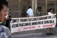 Miércoles 23 de marzo. Habitantes de Tapachula, se manifiestan en las entradas del Congreso Local para exigir la intervención de los diputados al incumplimiento de las obras de recontrucción de los pasados huracanes y juicio politico a quienes han adminsi