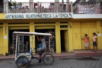 Julio del 2014. Tecún Umán, Guatemala. El nombre del último guerrero maya quiche es el nombre que recibe la ciudad fronteriza que colinda con Ciudad Hidalgo, Chiapas y el rio Suchiate, lugar que es el principal paso fronterizo hacia México muestra su pers