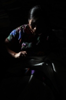 Lunes 20 de agosto del 2012. San Lorenzo Zinacantan. Las familias de artesanas dedicadas a la elaboración de los trajes tipicos de los parajes zinacantecos estan formados principalmente por grupos de mujeres quienes se encargan de mantener el uso de la ve Lunes 20 de agosto del 2012. San Lorenzo Zinacantan. Las familias de artesanas dedicadas a la elaboración de los trajes tipicos de los parajes zinacantecos estan formados principalmente por grupos de mujeres quienes se encargan de mantener el uso de la ve