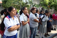 Lunes 4 de noviembre del 2013. Tuxtla Gutiérrez. Alumnos de la Telesecundaria 121 de Las Granjas se integran a clases después del acuerdo que sostuvieron padres de familia y la directiva de este plantel ubicado en la zona norte oriente de esta ciudad.