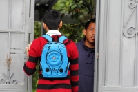 Lunes 4 de noviembre del 2013. Tuxtla Gutiérrez. Alumnos de la Telesecundaria 121 de Las Granjas se integran a clases después del acuerdo que sostuvieron padres de familia y la directiva de este plantel ubicado en la zona norte oriente de esta ciudad.