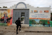 Lunes 4 de noviembre del 2013. Tuxtla Gutiérrez. Alumnos de la Telesecundaria 121 de Las Granjas se integran a clases después del acuerdo que sostuvieron padres de familia y la directiva de este plantel ubicado en la zona norte oriente de esta ciudad.
