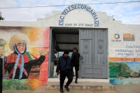 Lunes 4 de noviembre del 2013. Tuxtla Gutiérrez. Alumnos de la Telesecundaria 121 de Las Granjas se integran a clases después del acuerdo que sostuvieron padres de familia y la directiva de este plantel ubicado en la zona norte oriente de esta ciudad.