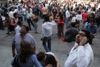 Jueves 17 de diciembre del 2015. Los diputados del Congreso de Chiapas interrumpen la sesión de este medio día durante el temblor que ocurre en la depresión central de este estado del sureste de México.