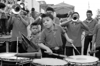 Jueves 5 de abril del 2018. Chiapa de Corzo. El pequeño timbalero lleva el ritmo de las canciones tradicionales durante las fiestas tradicionales de San vicente Ferrer en esta colonial ciudad de la Ribera del Rí­o Grande de Chiapas