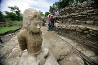 Miércoles 6 de julio. Los trabajadores indígenas que realizan la restauración del Juego de Pelota de la antigua ciudad maya Tonina en Ocosingo, Chiapas posan con orgullo ante las estatuas que el día de hoy el arqueólogo Juan Yadeun da a conocer, como uno 
