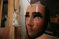 Jueves 13 de enero. En el taller de mascaras de Don Antonio López Hernández se elaboran las artesanías que dan vida a las festividades de San Sebastian en Chiapa de Corzo, se realiza la talla de la madera que darán forma als figuras religiosas y las masca
