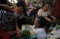 Miércoles 14 de diciembre del 2016. Chiapa de Corzo. Inicio de la Topada de la Flor. Con la adoración del Niño Florero esta tarde da inicio al recorrido de la Topada de La Flor, donde cientos de jóvenes chiapacorceños recorren a pie durante varios días la